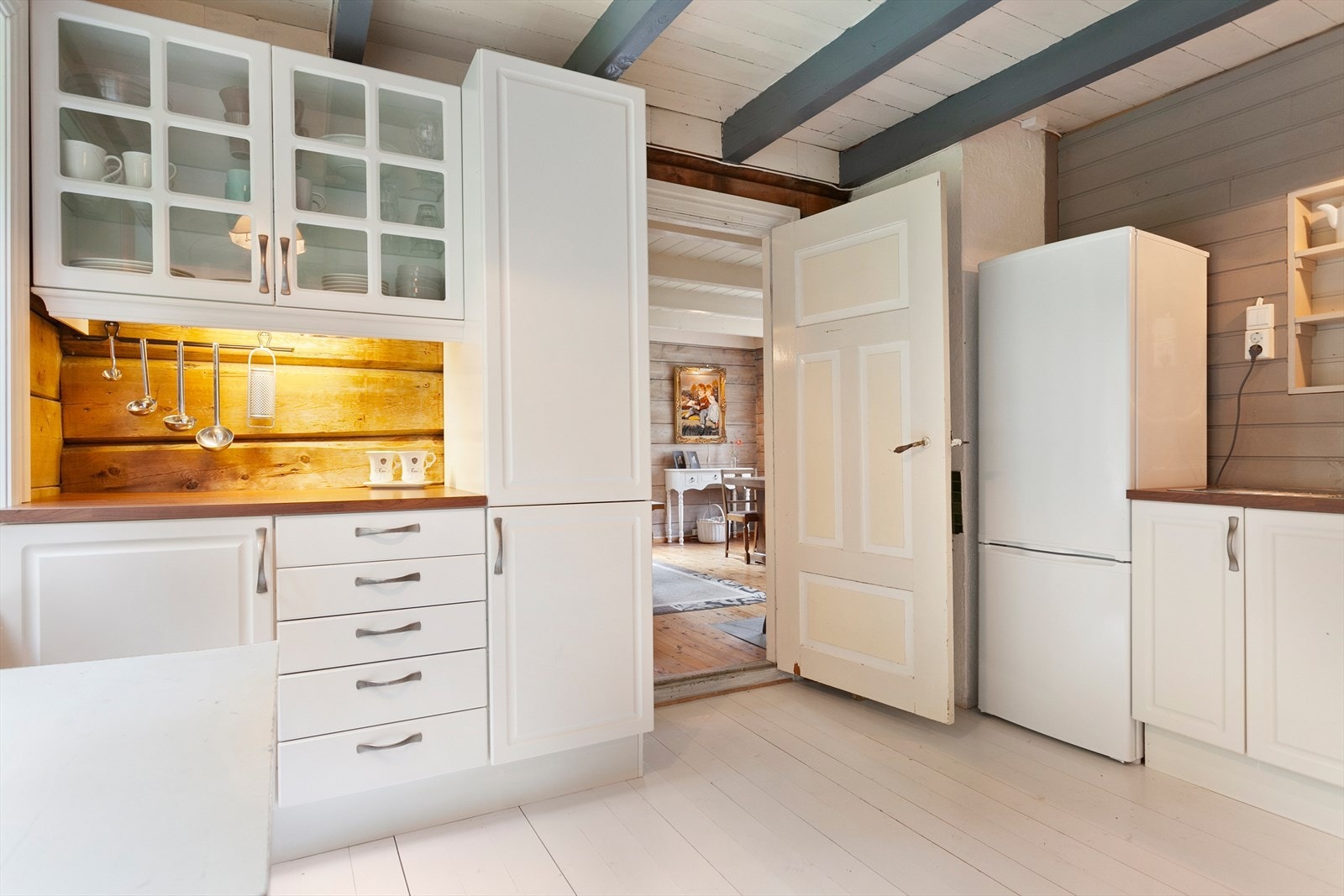 Lyst og pent kjøkken Galleribilde