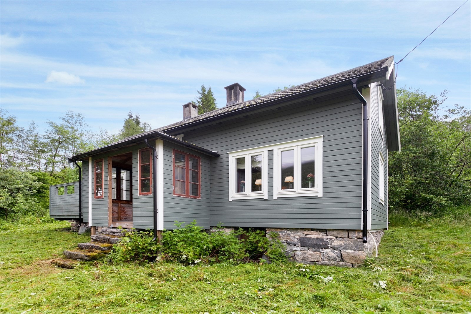 Eiendommen består av to tomteparseller på til sammen ca. 6,6 mål. Galleribilde