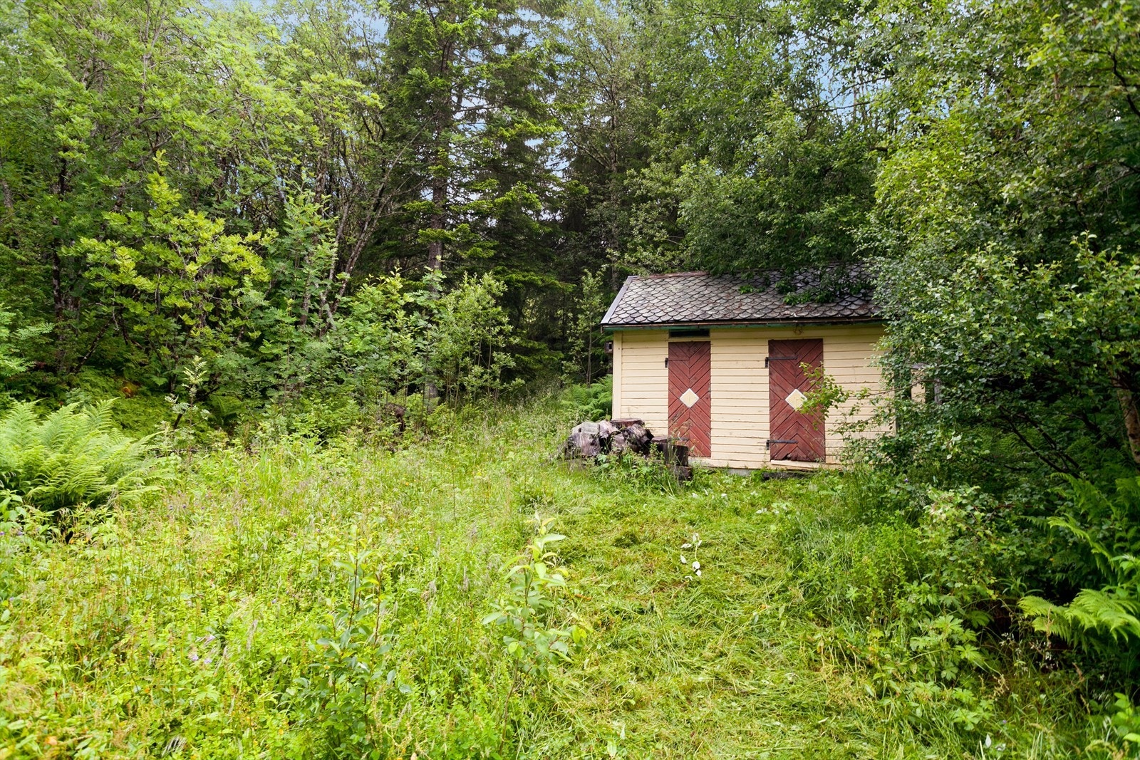 Her er også ei bod med lagringsplass og utedo Galleribilde