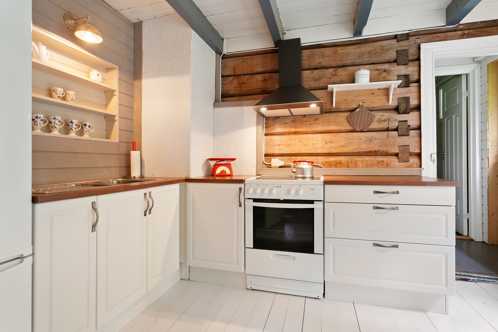 Kjøkkenet har innredning med profilerte fronter fra 2012 Galleribilde