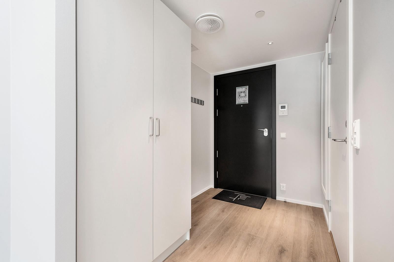 Speil, rullgardiner, klesskap og bod medfølger Galleribilde