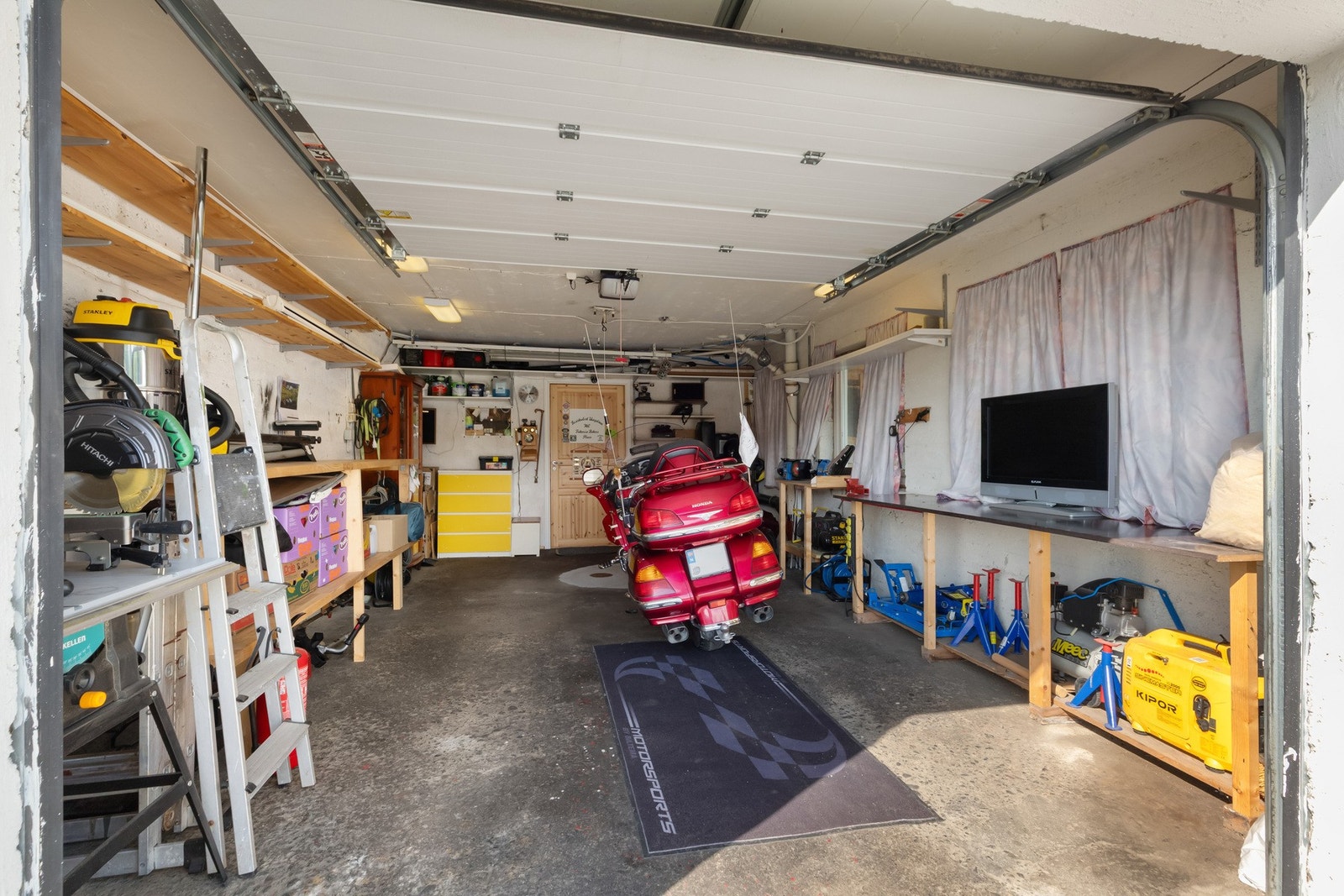 Garasje med mye lagringsplass Galleribilde
