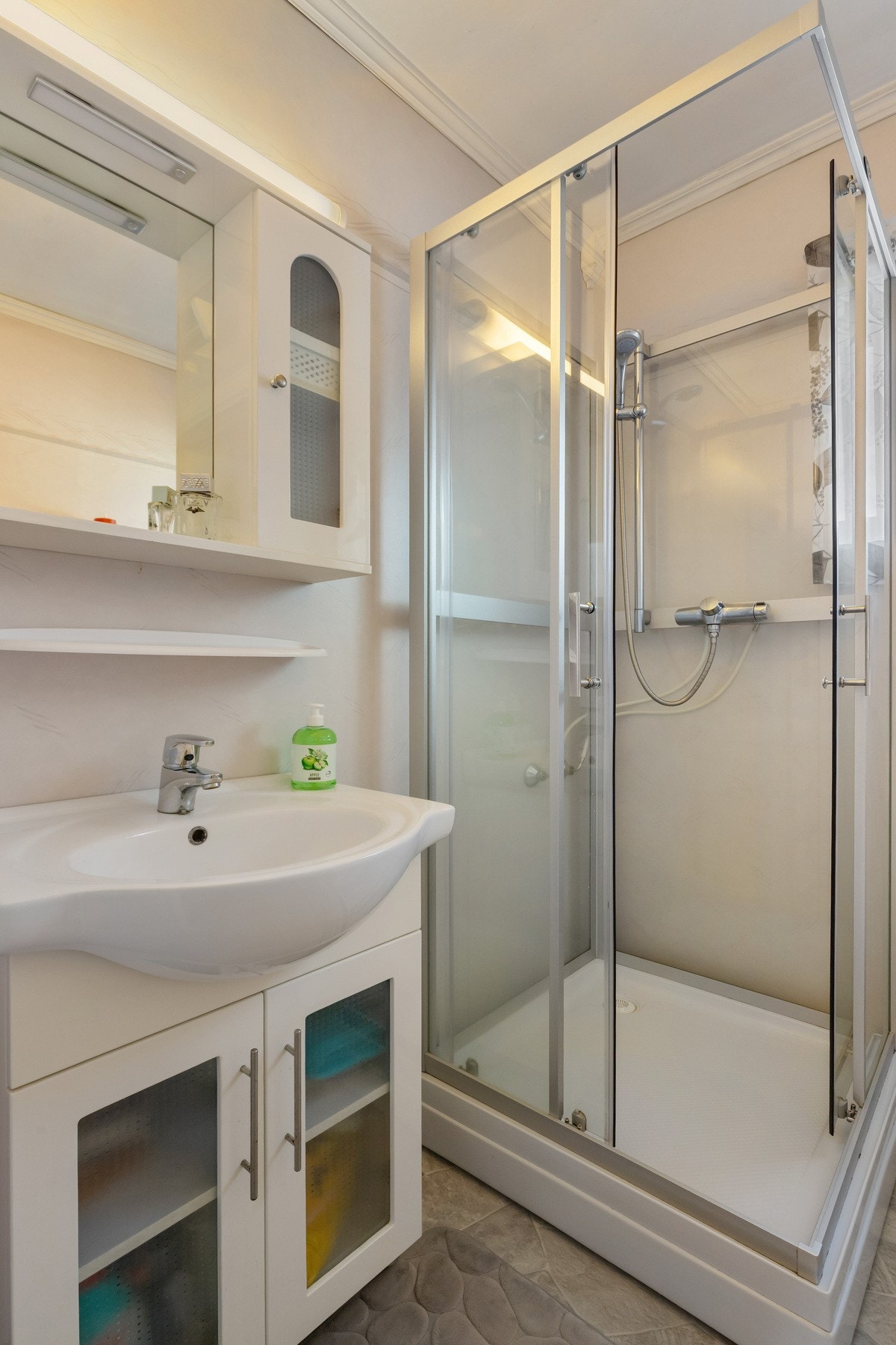 Bad utstyrt med bla. dusjkabinett, toalett og servant Galleribilde