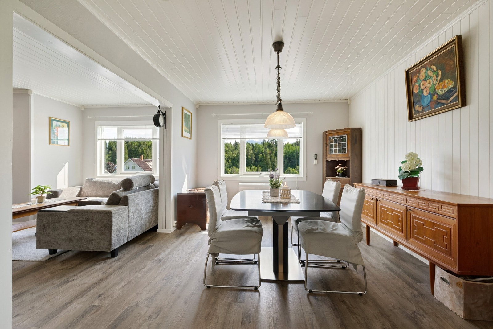 Spisestue med god plass til sittegruppe Galleribilde