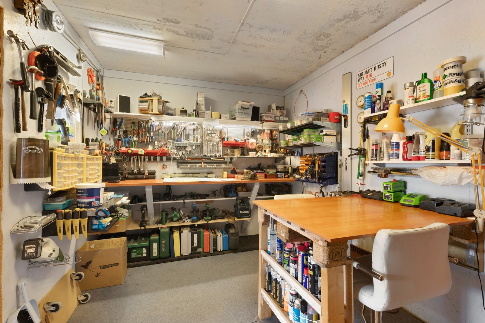 Verksted/lagring på innsiden av garasjen Galleribilde