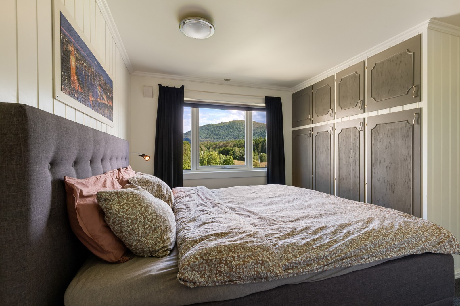 God plass til møblement med integrert garderobeskap Galleribilde