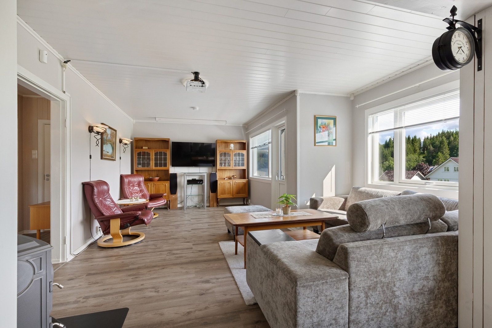 Romslig stue med store vindusflater som gir naturlig lys i rommet Galleribilde