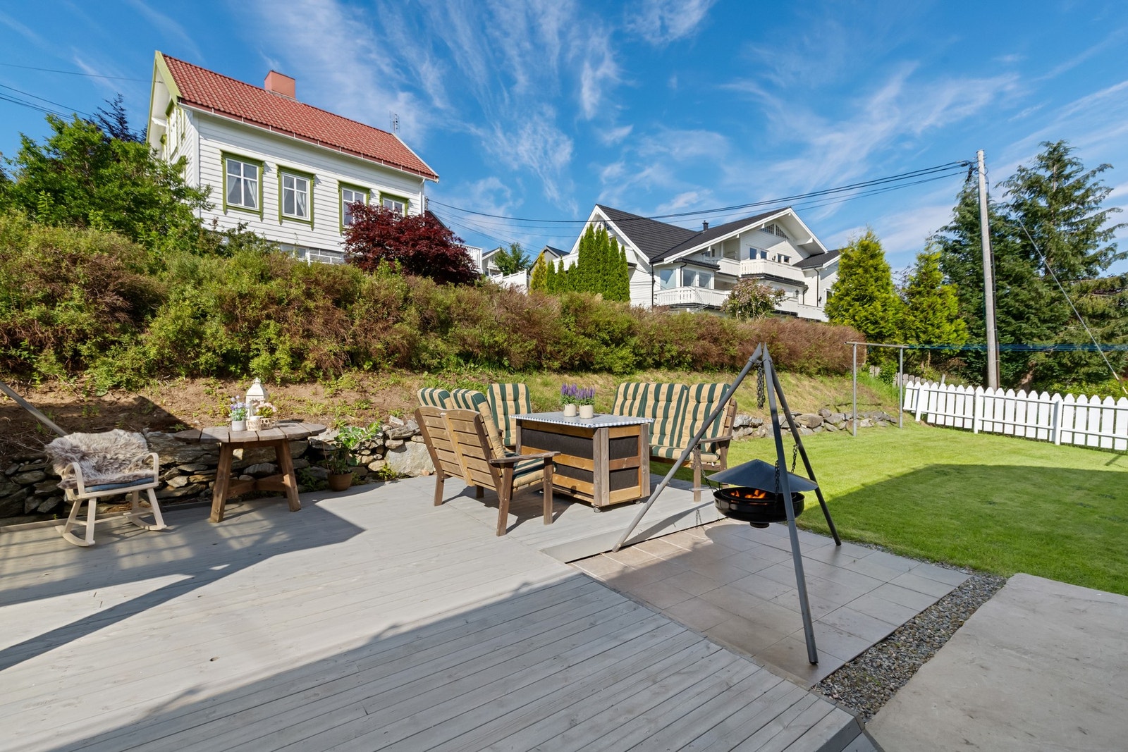 Gode solforhold på terrassen med hage og bålpanne Galleribilde