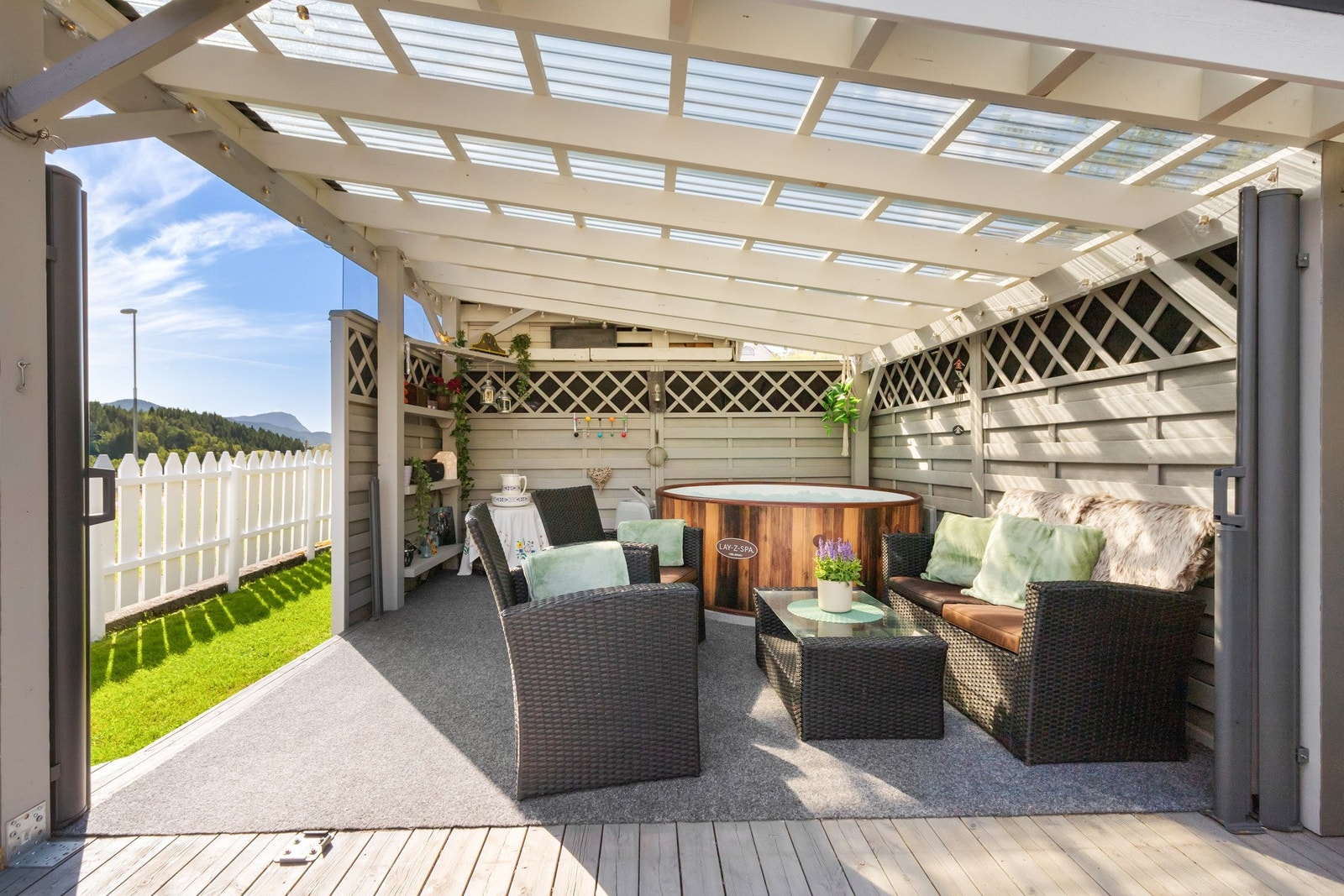 Flott overbygd terrasse med god plass til sittegruppe Galleribilde