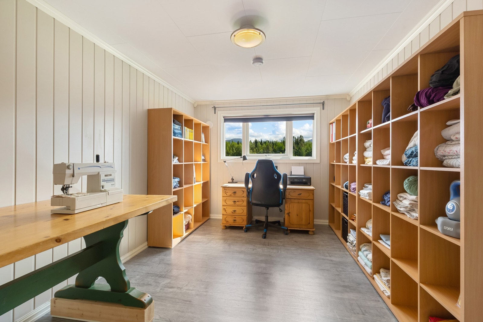 Rommet har blitt brukt som kontor med god belysning fra vinduene Galleribilde