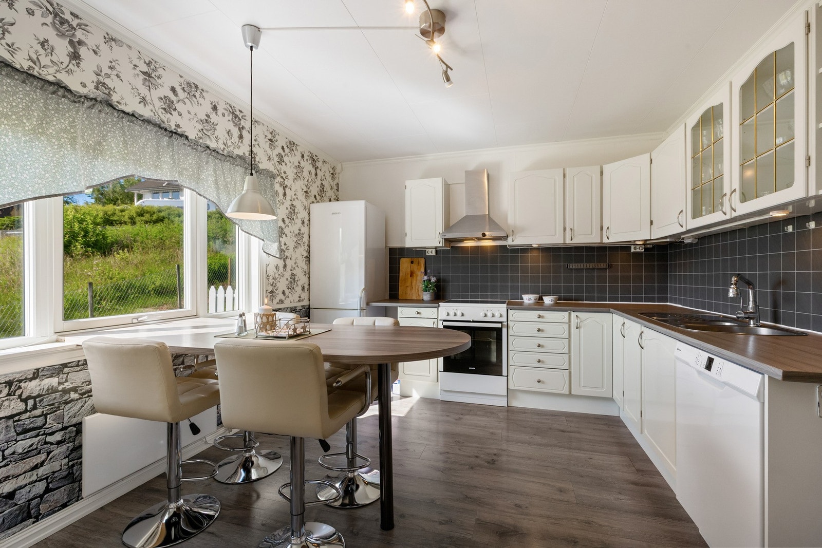 Kjøkken med rikelig skap- og benkeplass Galleribilde