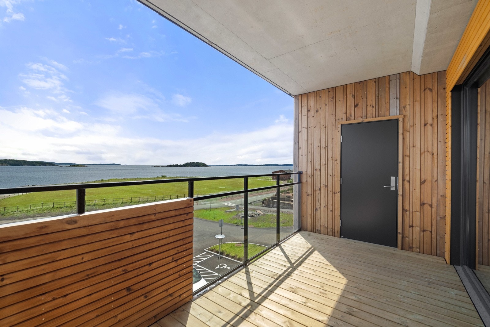 Utebod på balkongen - Leiligheten ligger i første rekke ut mot vannet Galleribilde