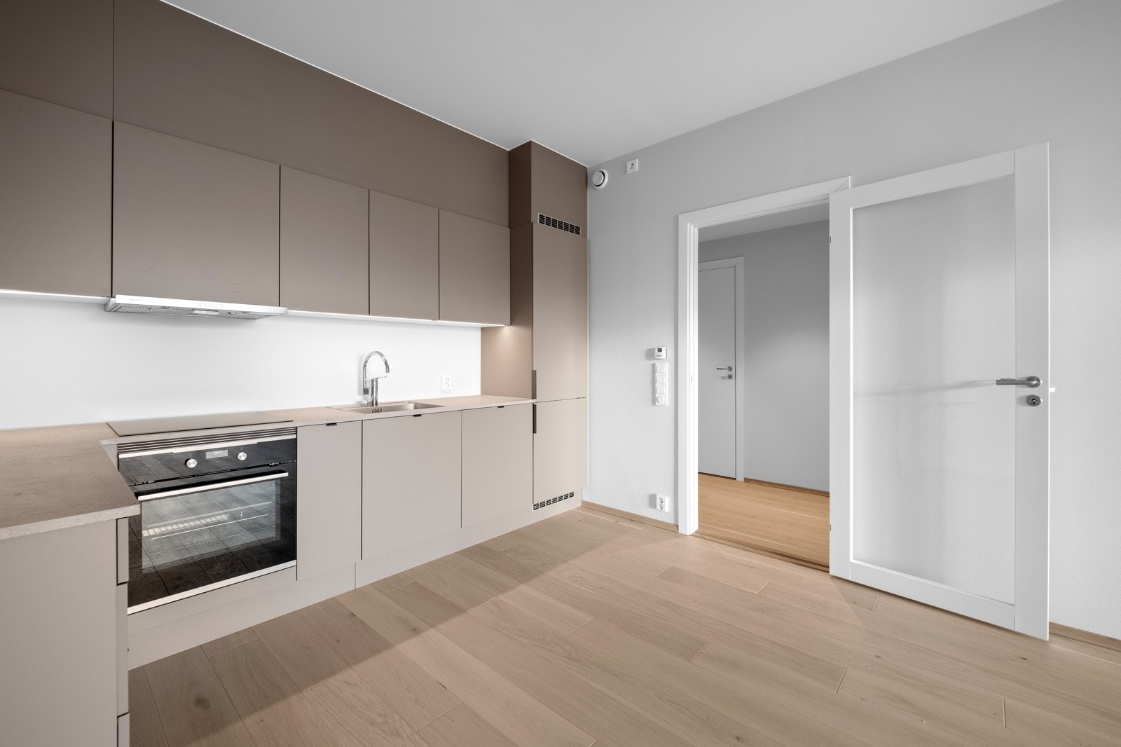 Pent kjøkken fra HTH med integrerte hvitevarer Galleribilde