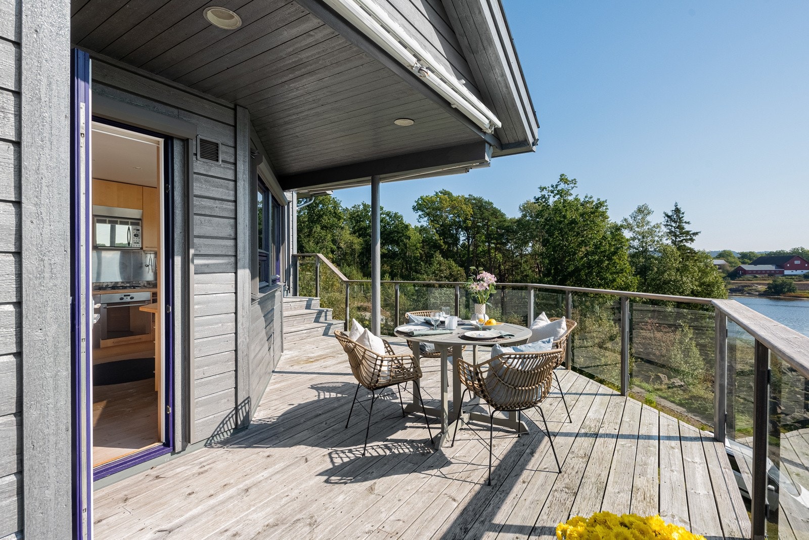 Fra uteplassen har man også direkte utgang.. Galleribilde