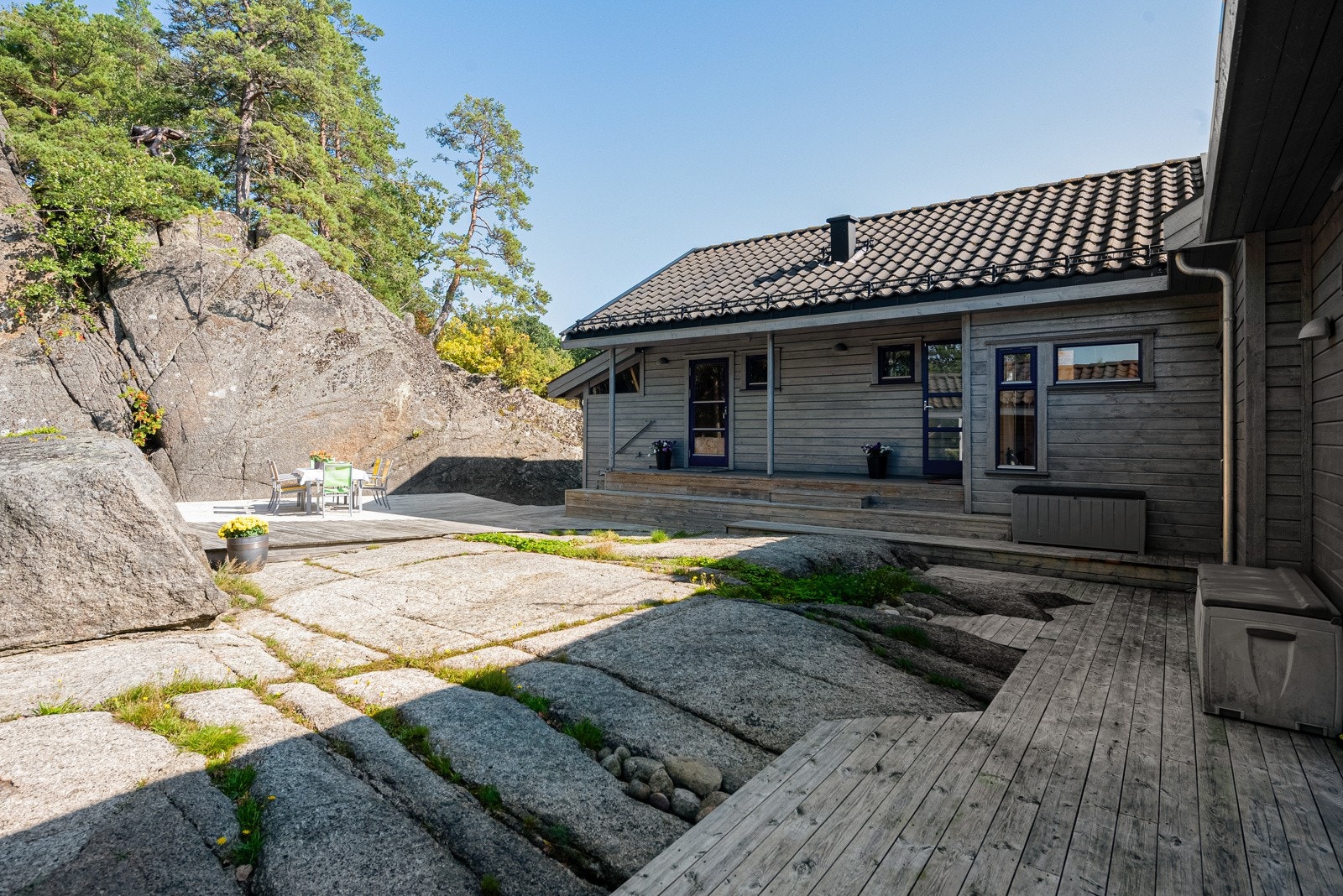 Lekkert svaberg som avgrenser tomten i nord Galleribilde