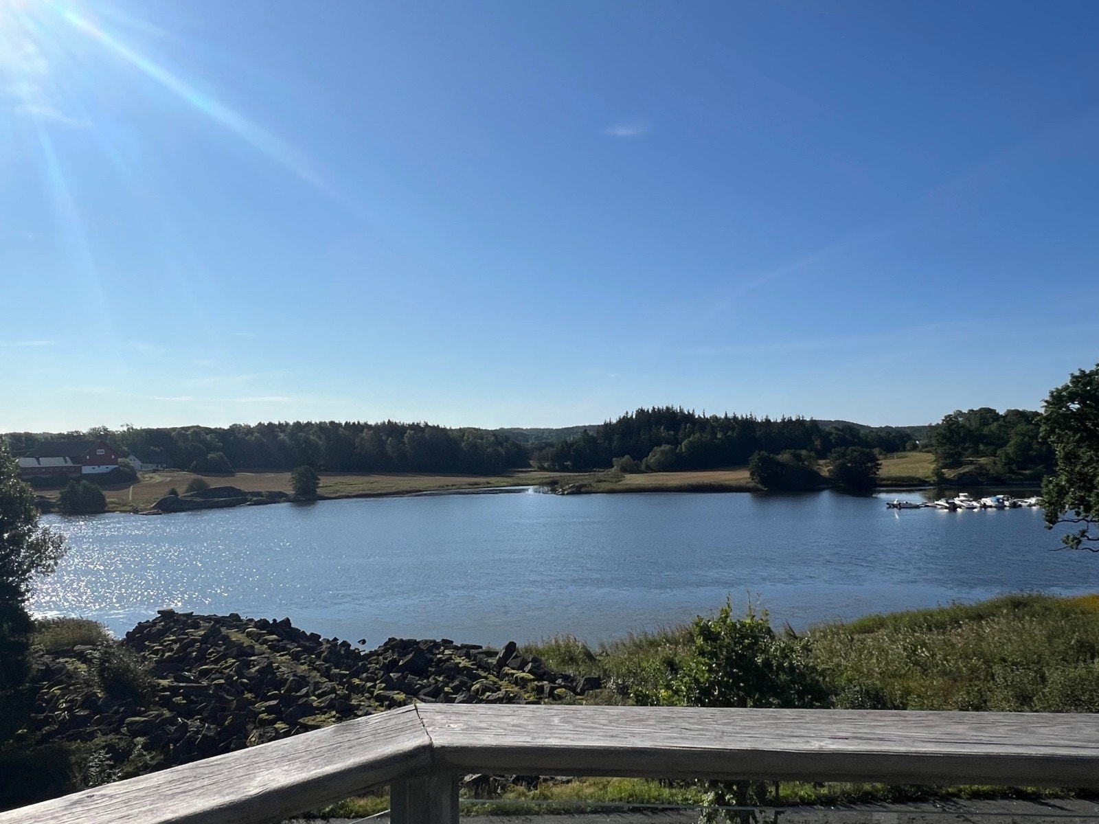 Nydelig utsikt over vannet og omkringliggende områder Galleribilde