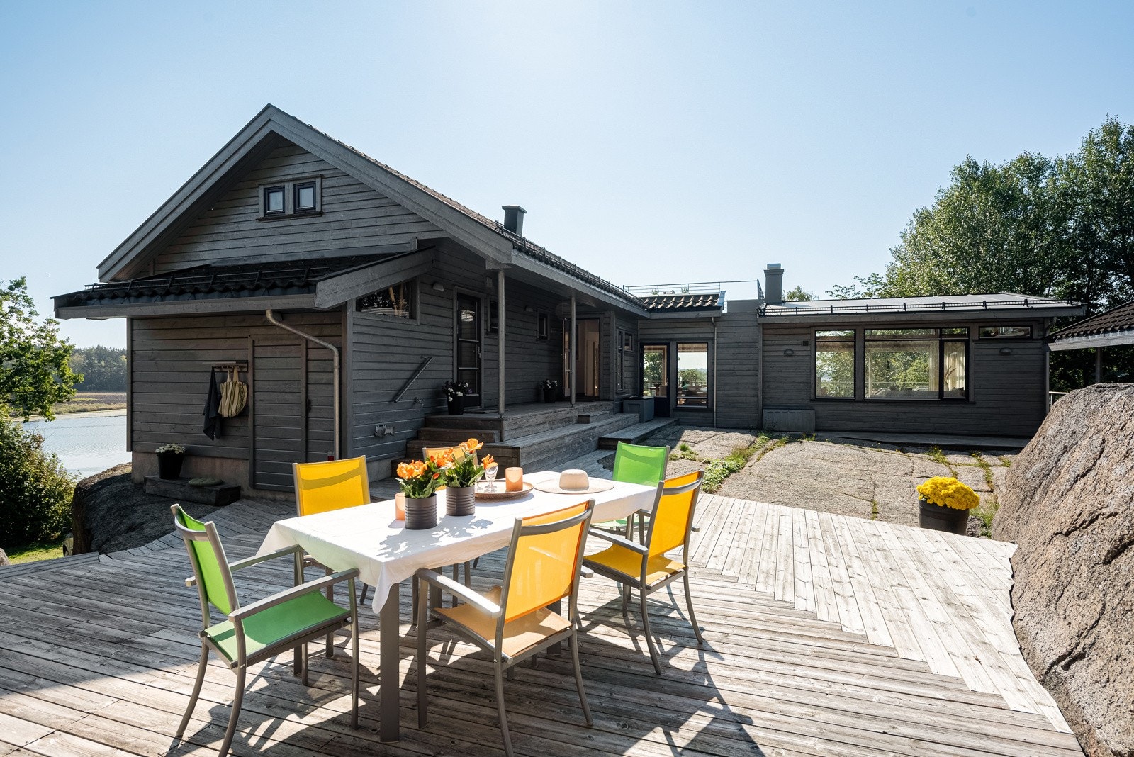 Med flotte svaberg og terrasser blir dette en unik idyll Galleribilde