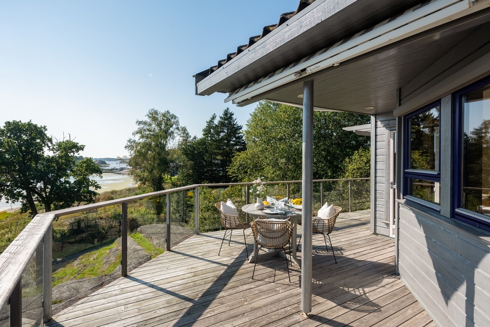 Fra kjøkkenet har man direkte utgang til spiseplass under åpen himling Galleribilde