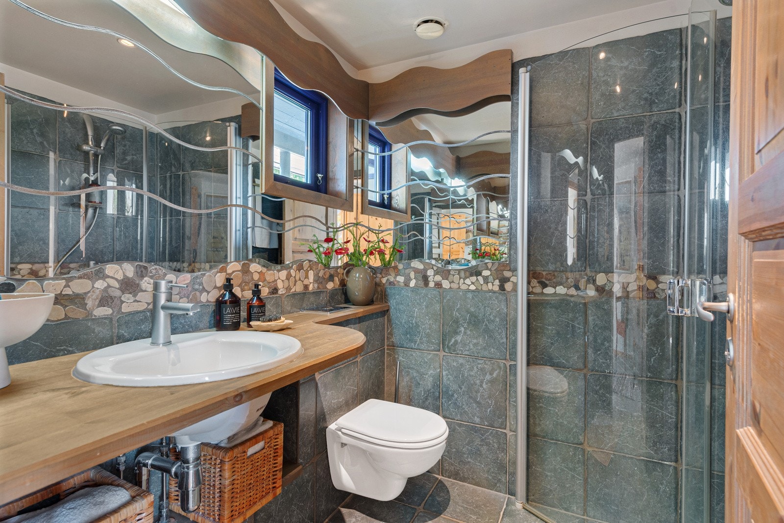 Maritimt bad tilknyttet hovedsoverommet Galleribilde