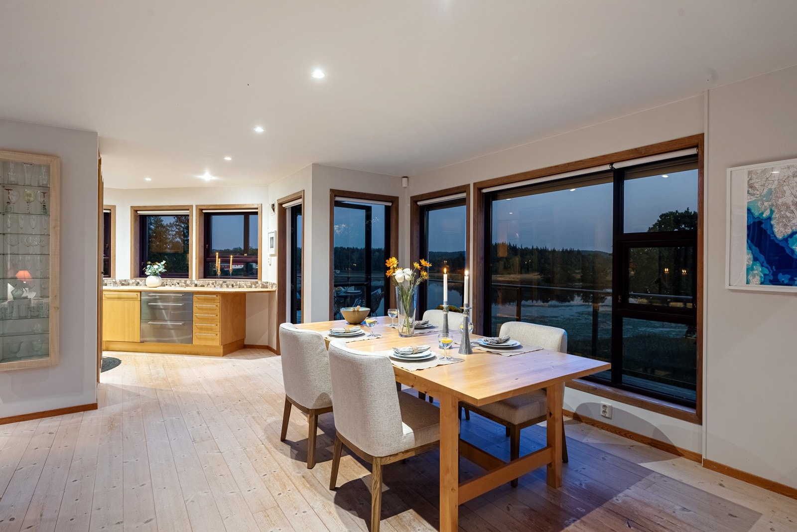 Kjøkkenet ligger praktisk plassert i nærheten av kjøkkenet Galleribilde