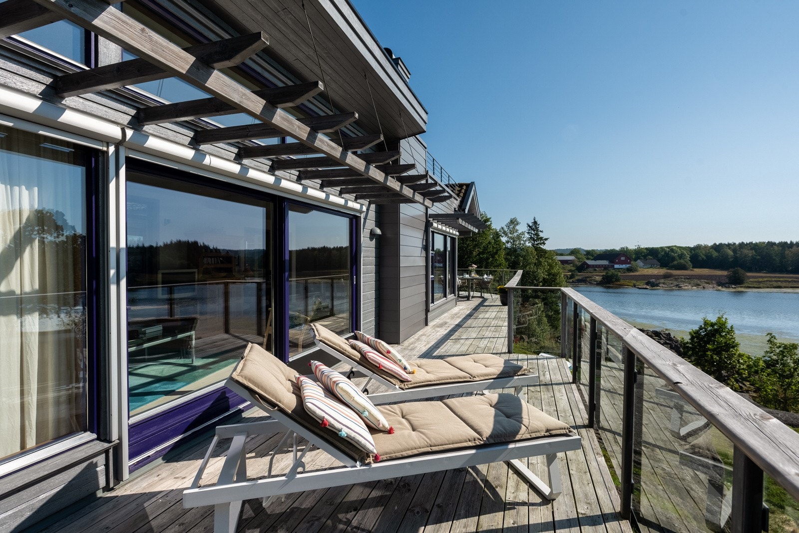 Flott terrasse rundt hele hytta Galleribilde