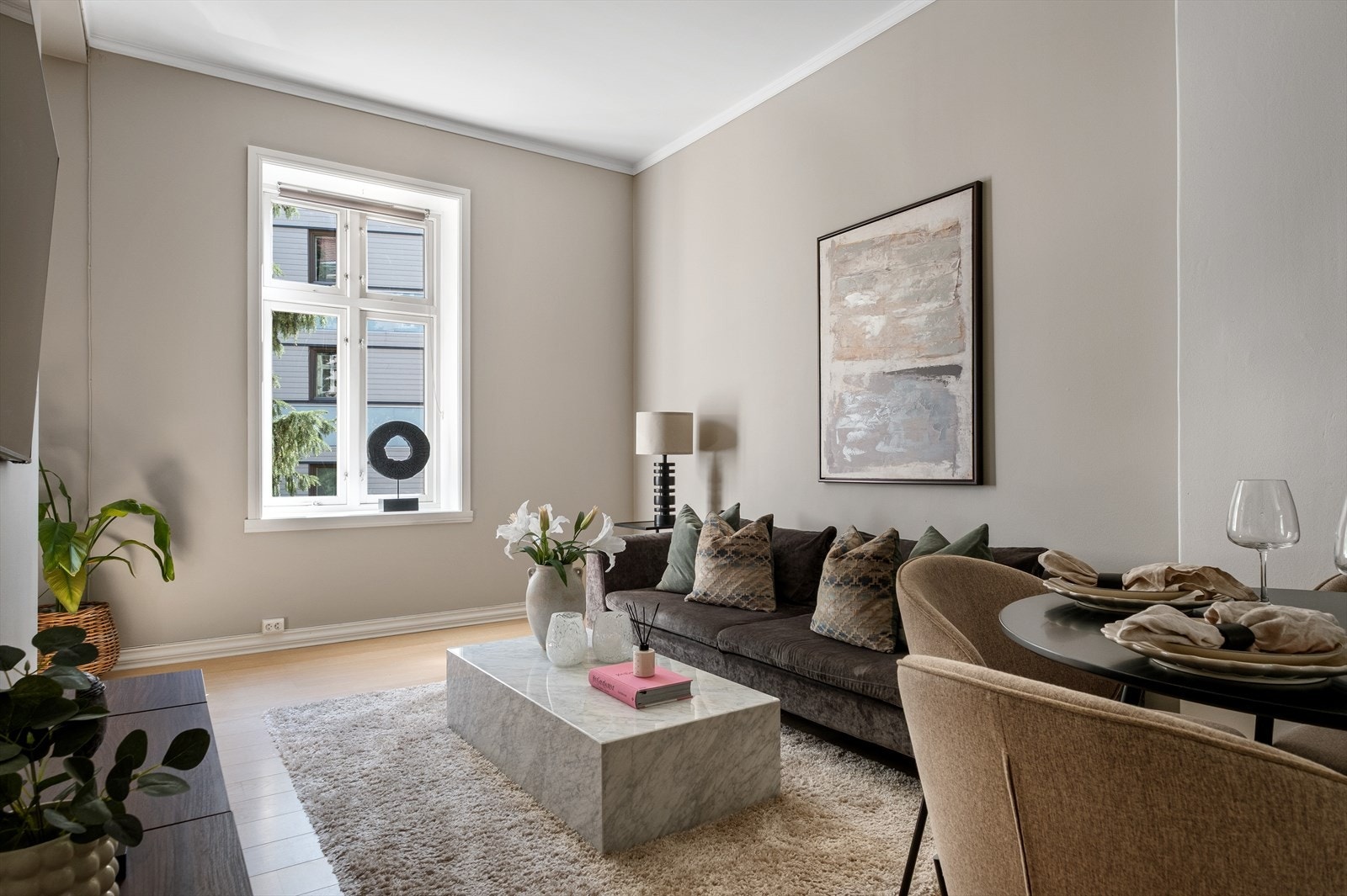 Nymalte vegger i moderne og tidsriktige farger og en-stavs parkett på gulv Galleribilde