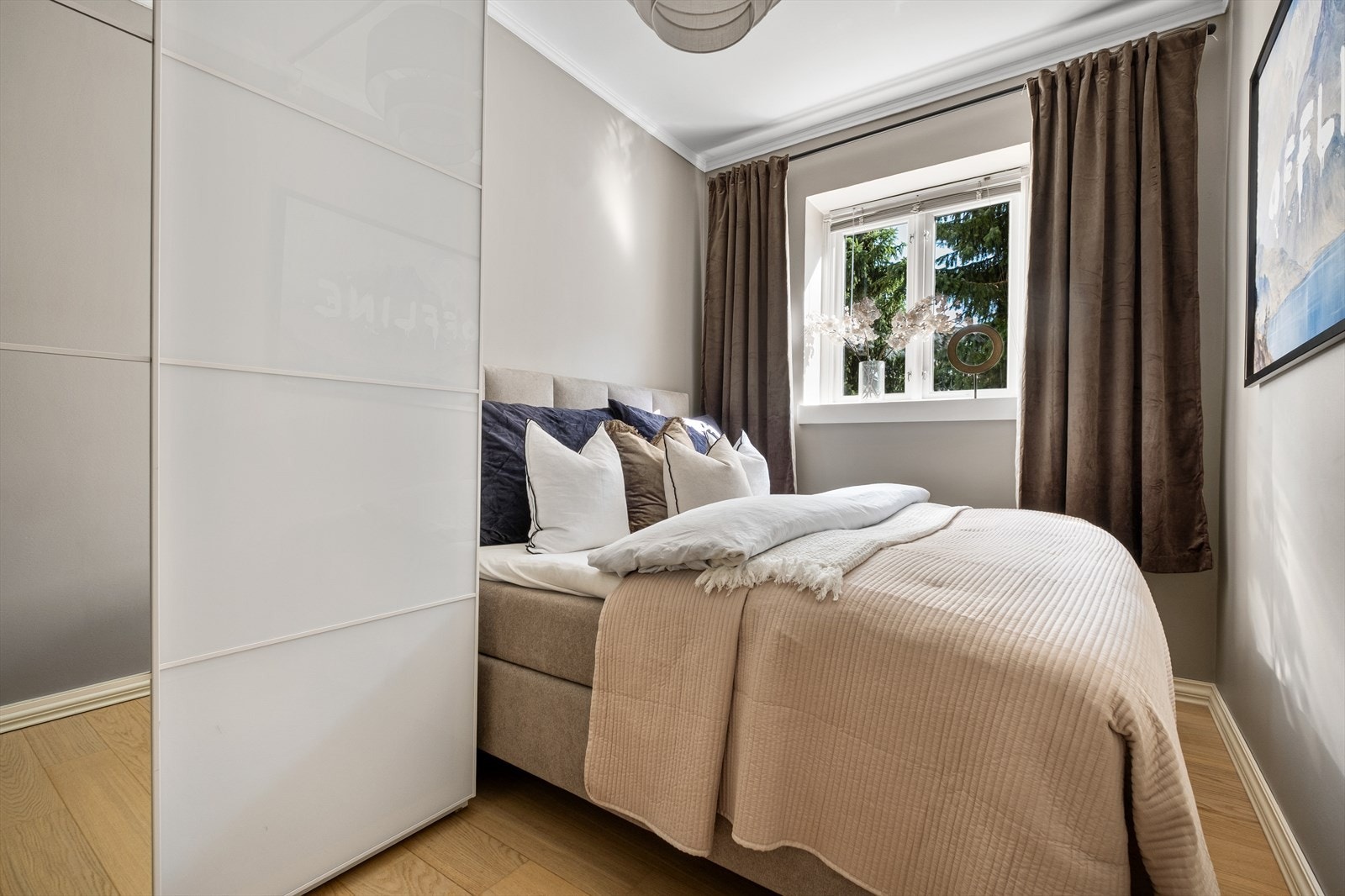 Soverommet er av god størrelse. Her får du god plass til dobbeltseng og tilhørende møblement Galleribilde