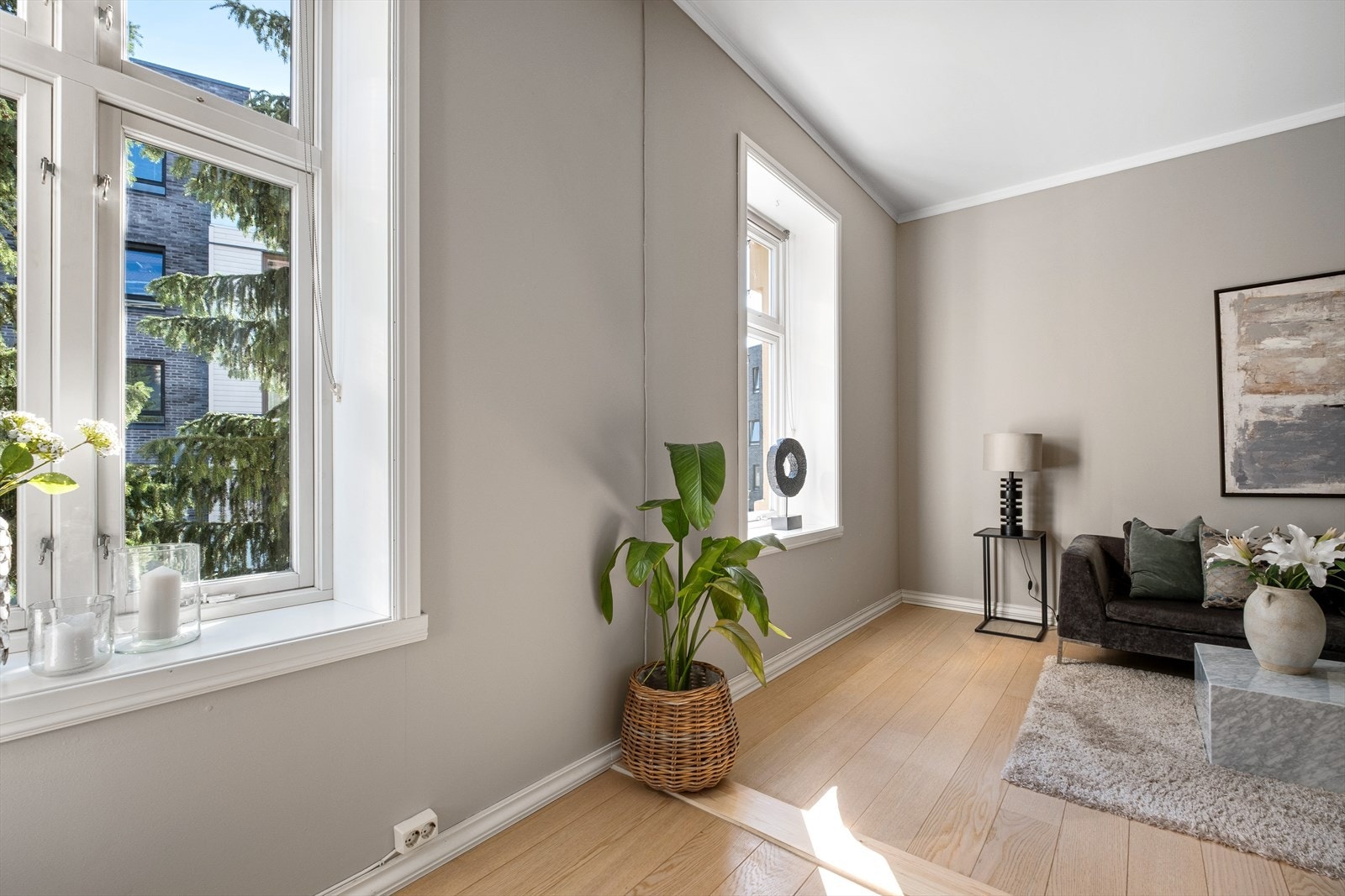 Rommet er åpent, luftig og har mye naturlig lysinslipp Galleribilde