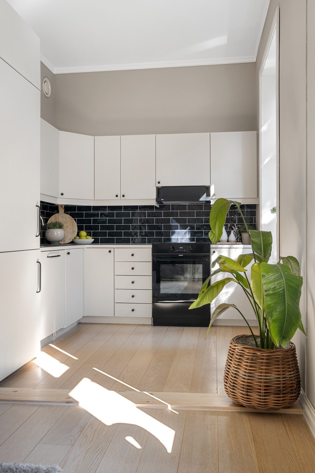 Kjøkkenet er lyst og pent og har godt med både skap - og benkeplass Galleribilde