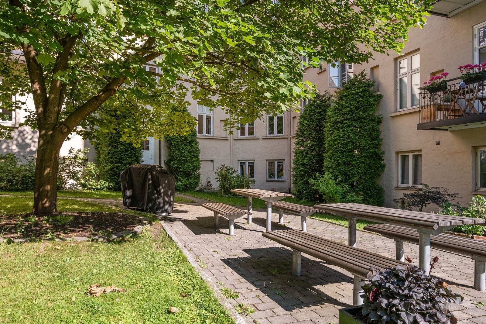 Leiligheten disponerer egen sykkelplass i sameiets låste sykkelbod. Det er også tillatt å holde hund/katt i Amalienborg boligsameie. Galleribilde