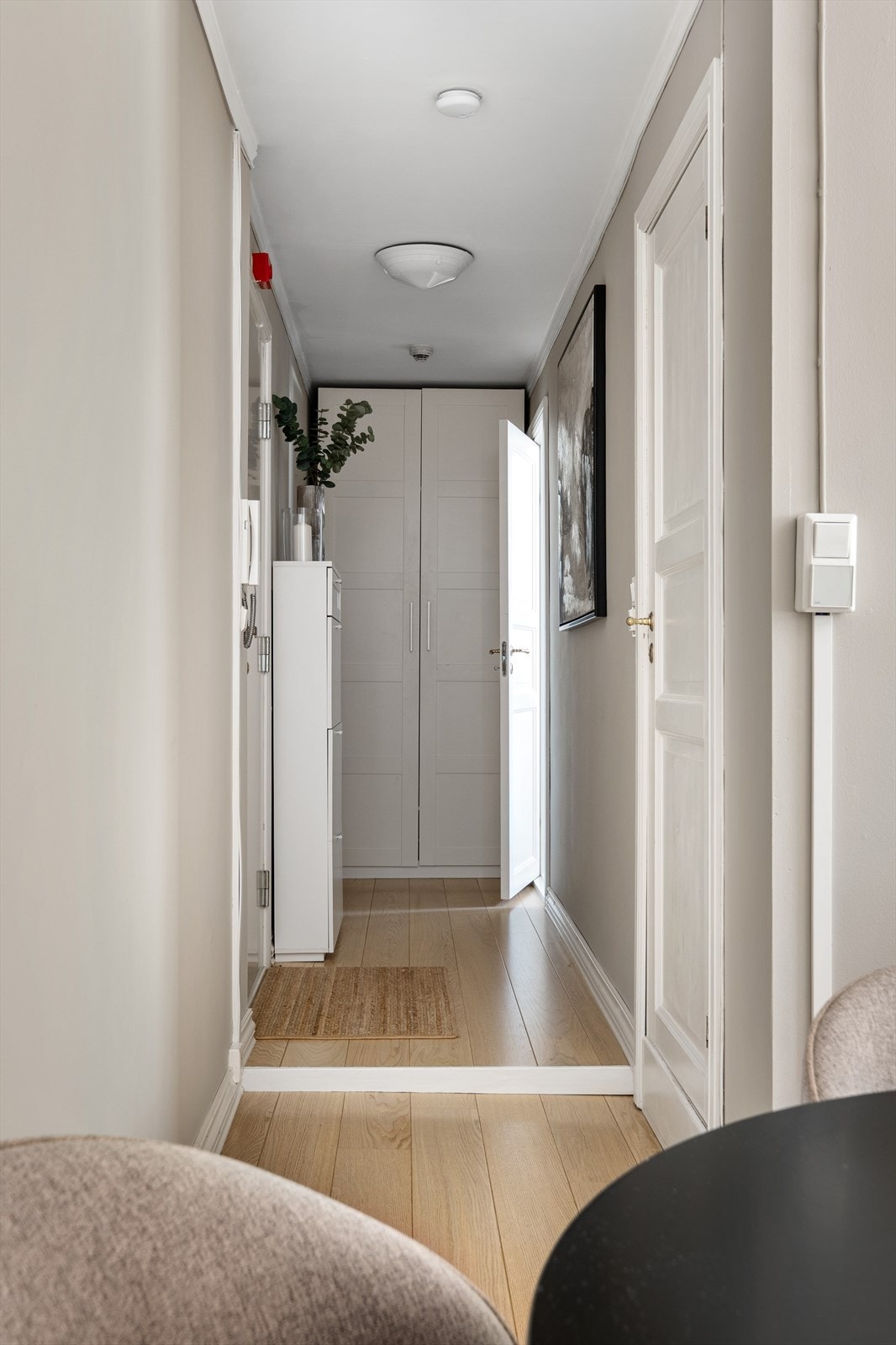 Romslig entre med innredet garderobeskap. Her finner du badet og soverommet Galleribilde