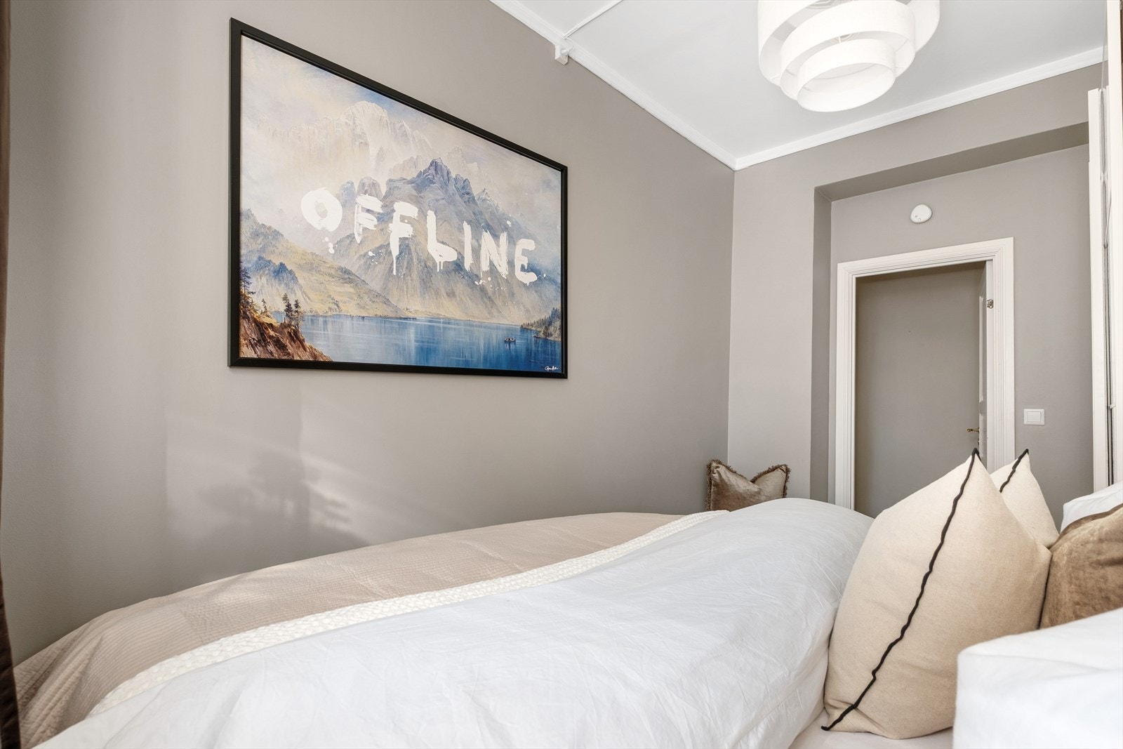 Rommet er malt i moderne farger og er meget innbydende Galleribilde