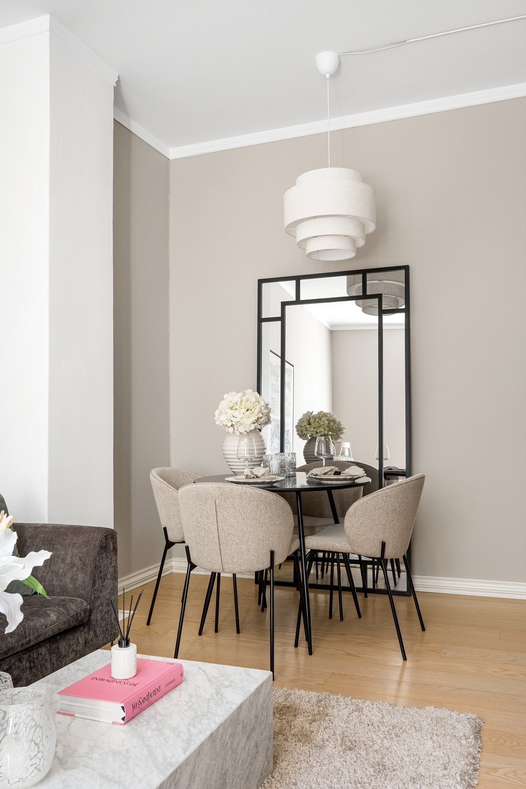 Stuen er enkel å innrede og her kan du fordele i flere soner med sofa, stuebord, spisebord etc. Mulighet for å etablere peis i hjørnet av stuen Galleribilde