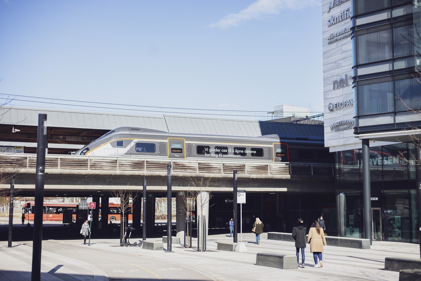 Området byr på fantastiske offentlig kommunikasjon muligheter med kort gangavstand til buss, trikk, tog og flytoget Galleribilde