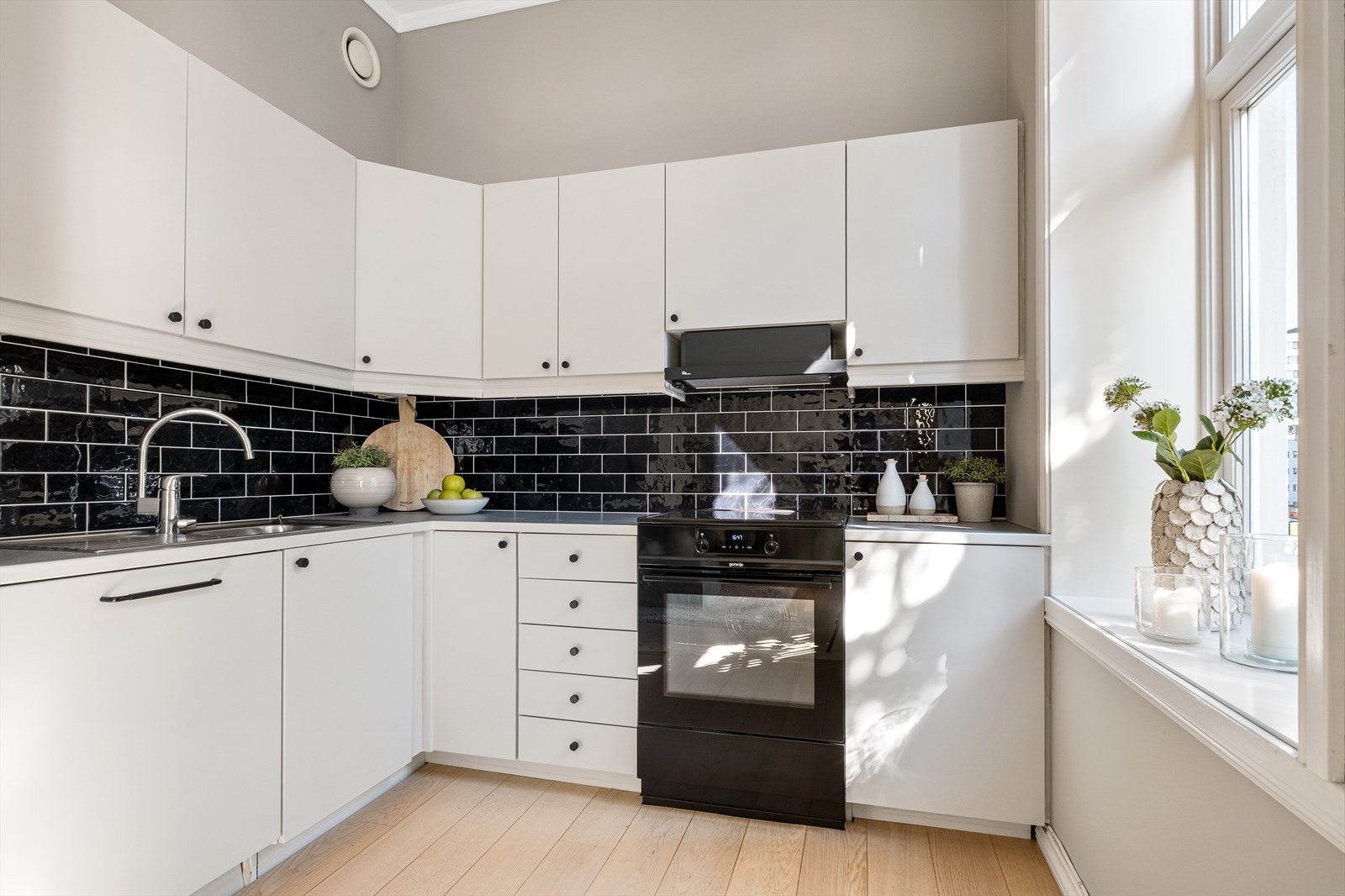 Selger har oppgradert med ny komfyr og ventilator, malte fronter og nye håndtak Galleribilde