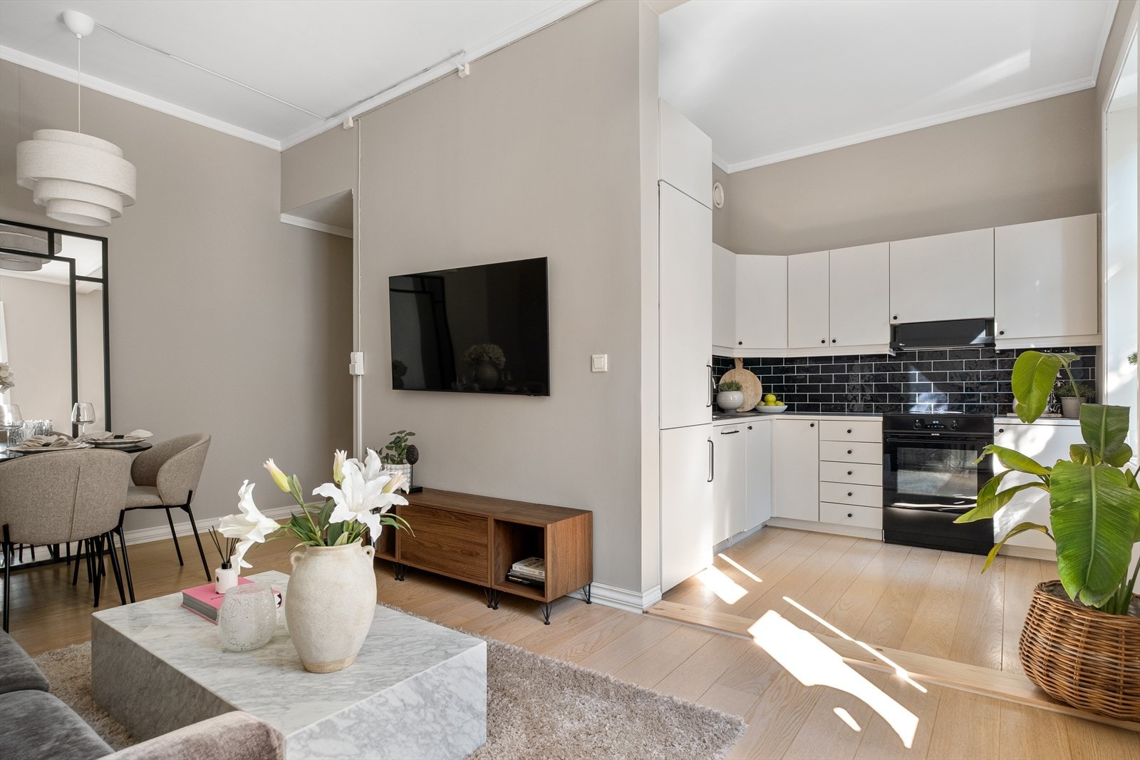 Her har du hele 3M takhøyde, en romslig stue med åpen løsning mot kjøkken som skaper mye lys og luft til rommet, stor gang, innbydene gang, soverom og et bad Galleribilde