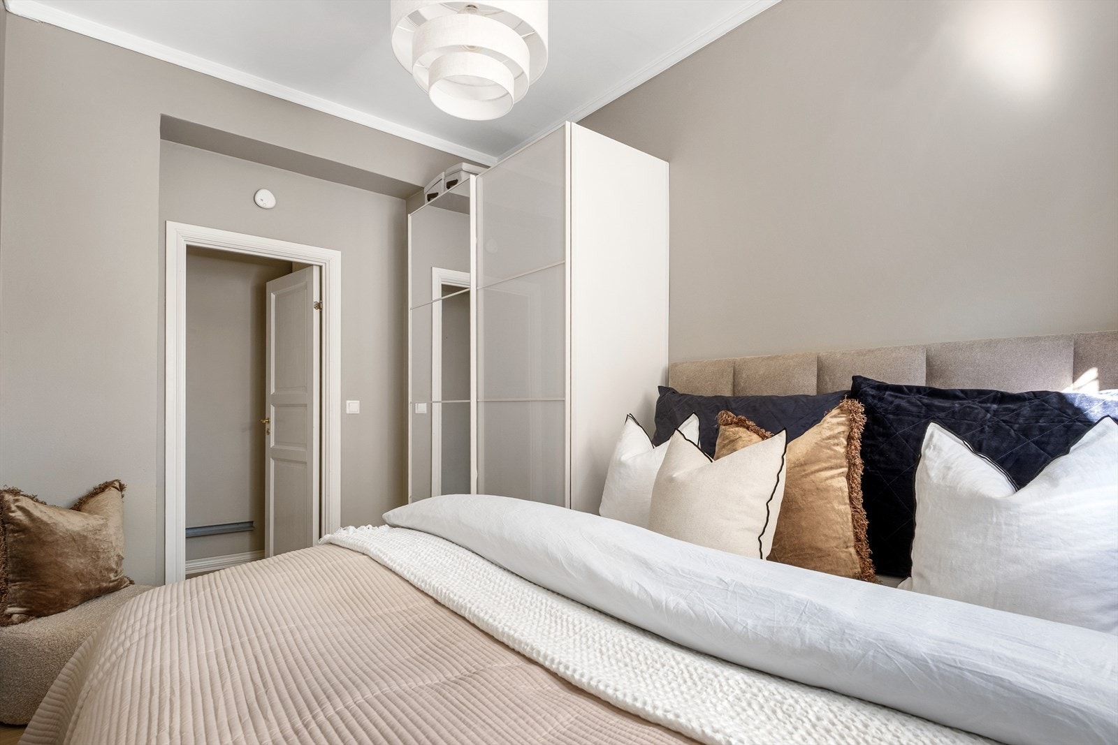 Stort garderobeskap for god oppbevaring Galleribilde