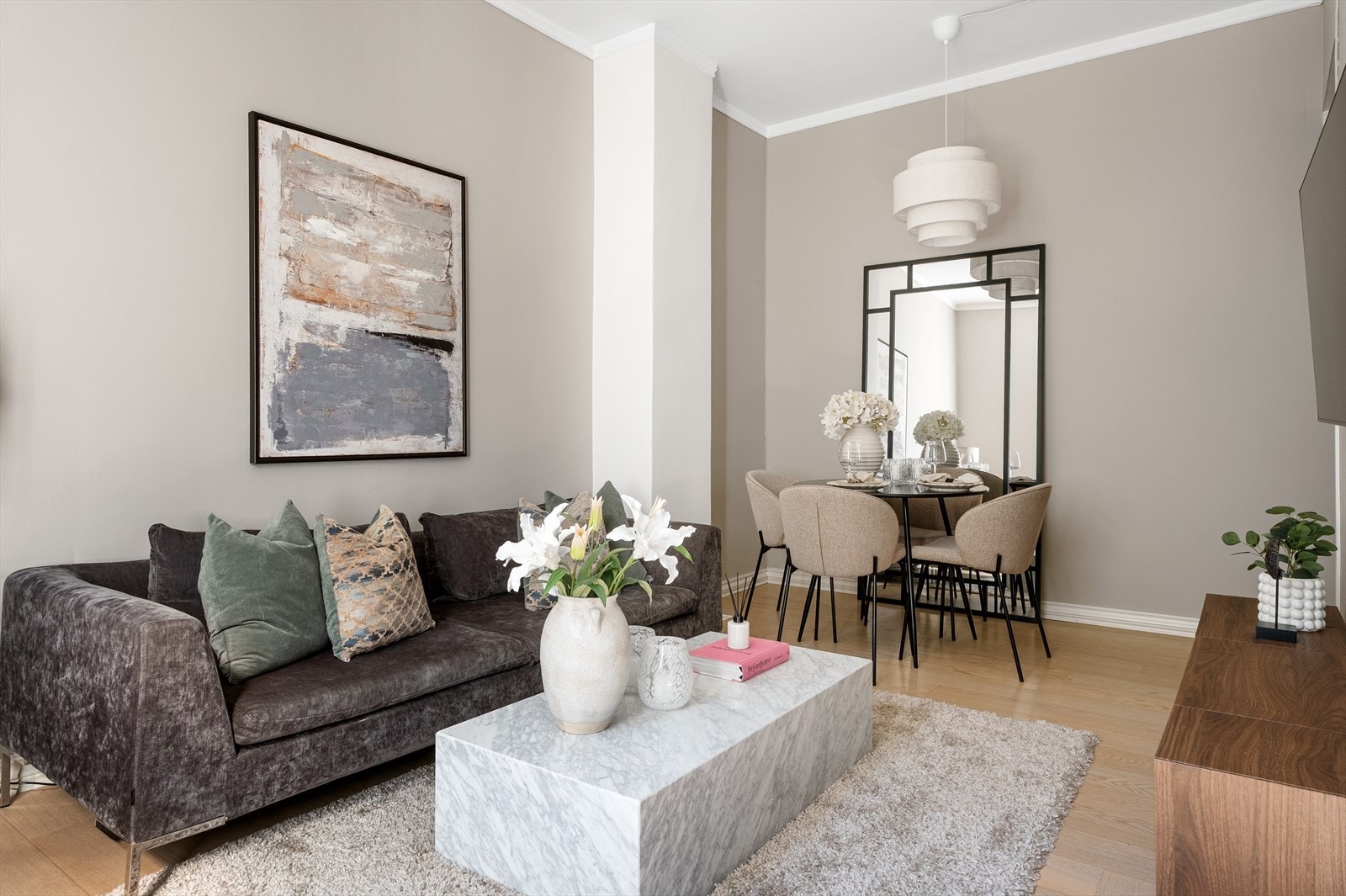 Maximillian Waldø-Jensen ved Nordvik Majorstuen har gleden av å presentere denne attraktiv, lyse og klassiske 2-roms leiligheten Galleribilde