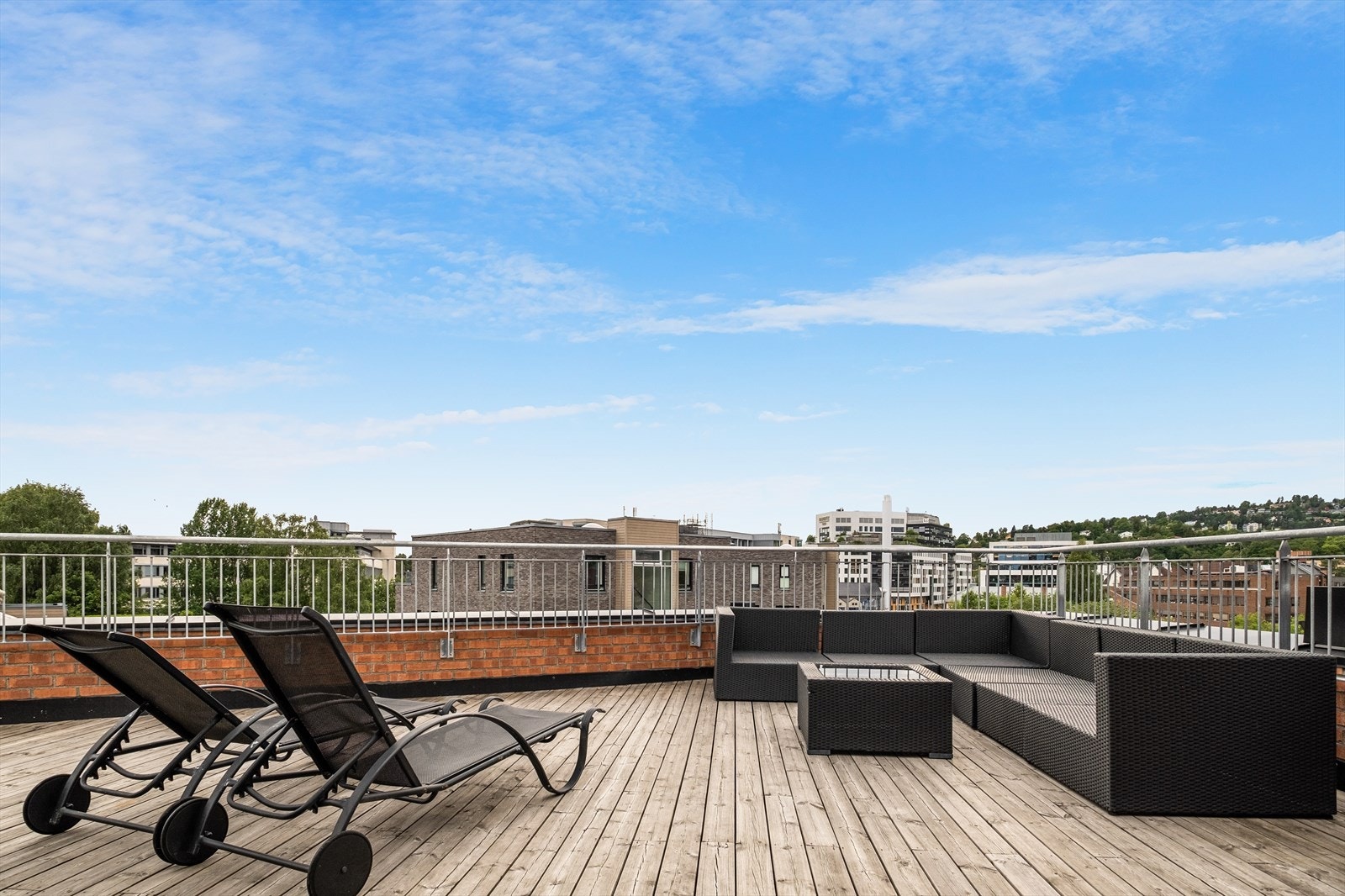 Felles takterrasse i nr. 20. Her har du ypperlige solforhold og en flott utsikt Galleribilde