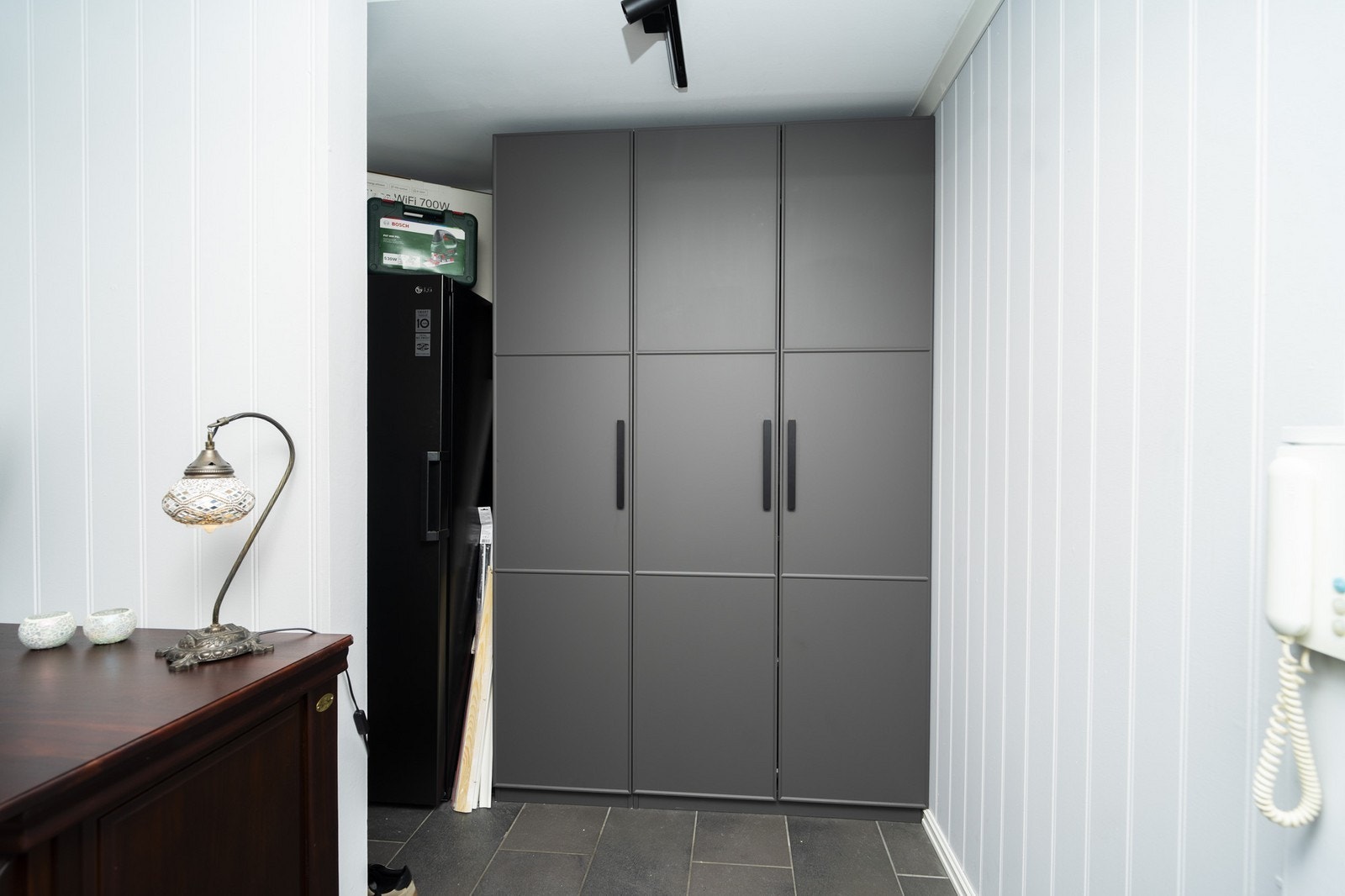 Gang med god plass til fryseskap og garderobe Galleribilde