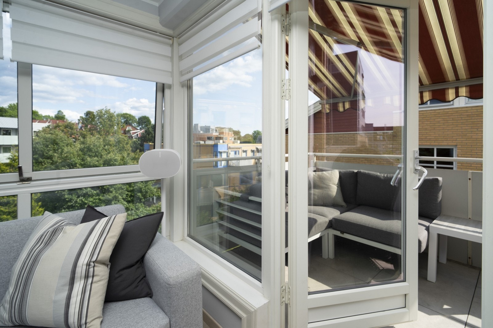 Direkete utgang til balkong fra stuen Galleribilde