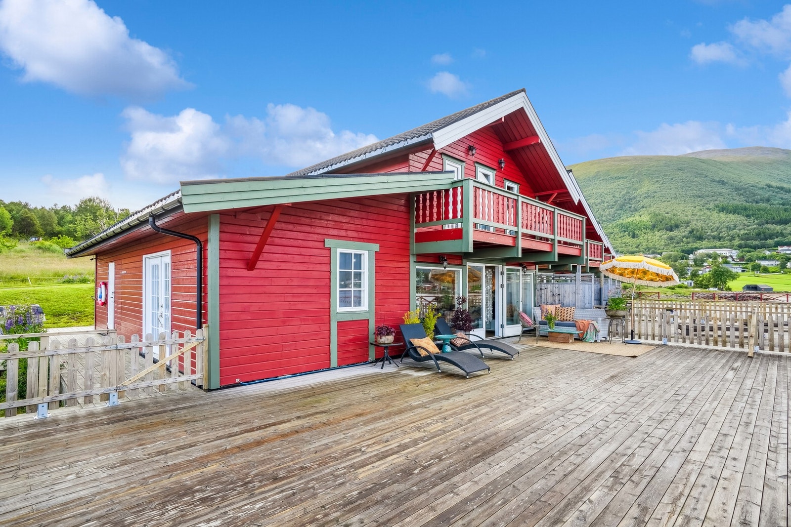 Stor terrasse på hele 107 m2. I tillegg er det ved inngangsparti en terrasse på 34 m2 og en balkong i 2.etasje på 8 m2 Galleribilde