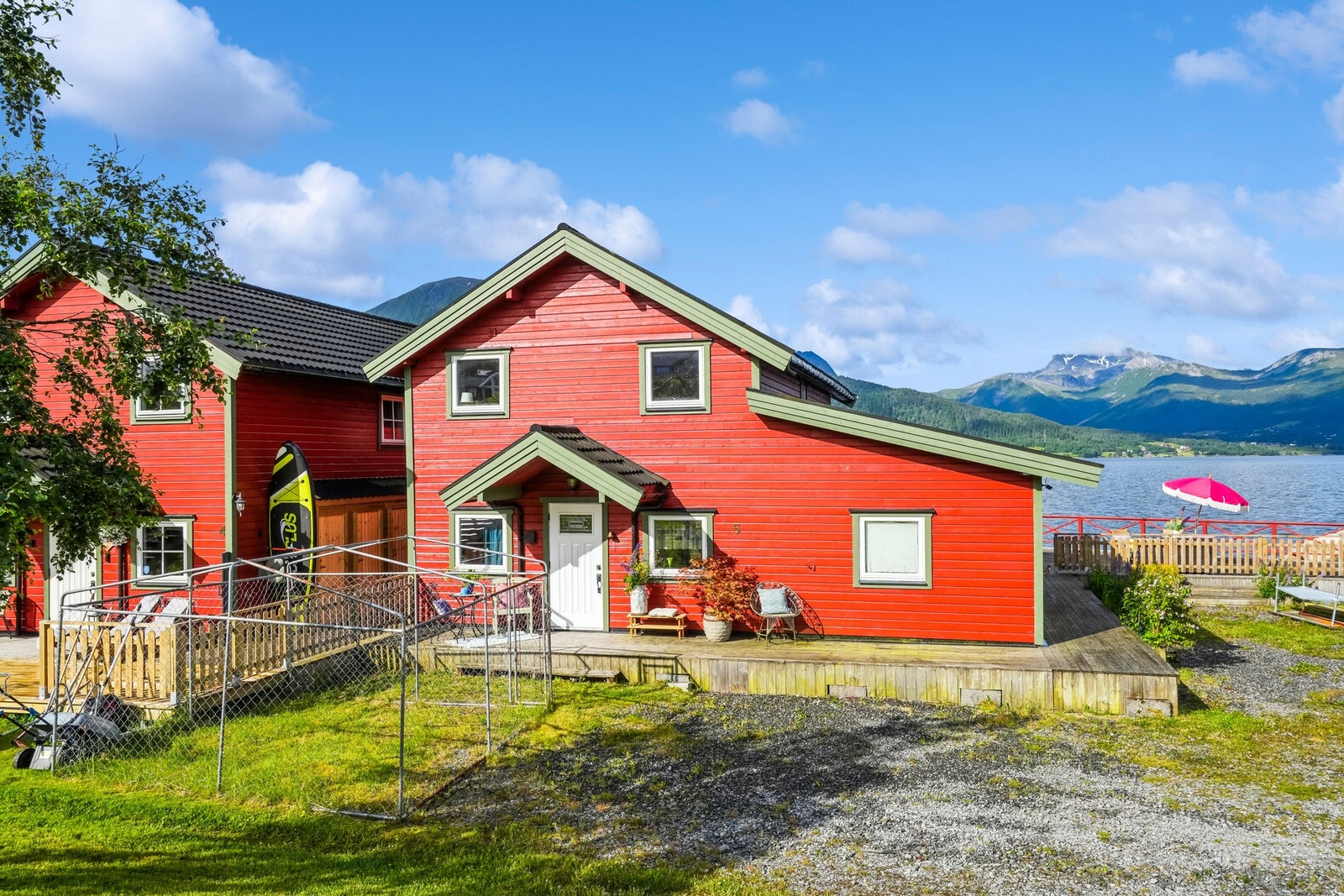 God plass til oppstilling av biler på tomten. Det er vei helt frem Galleribilde