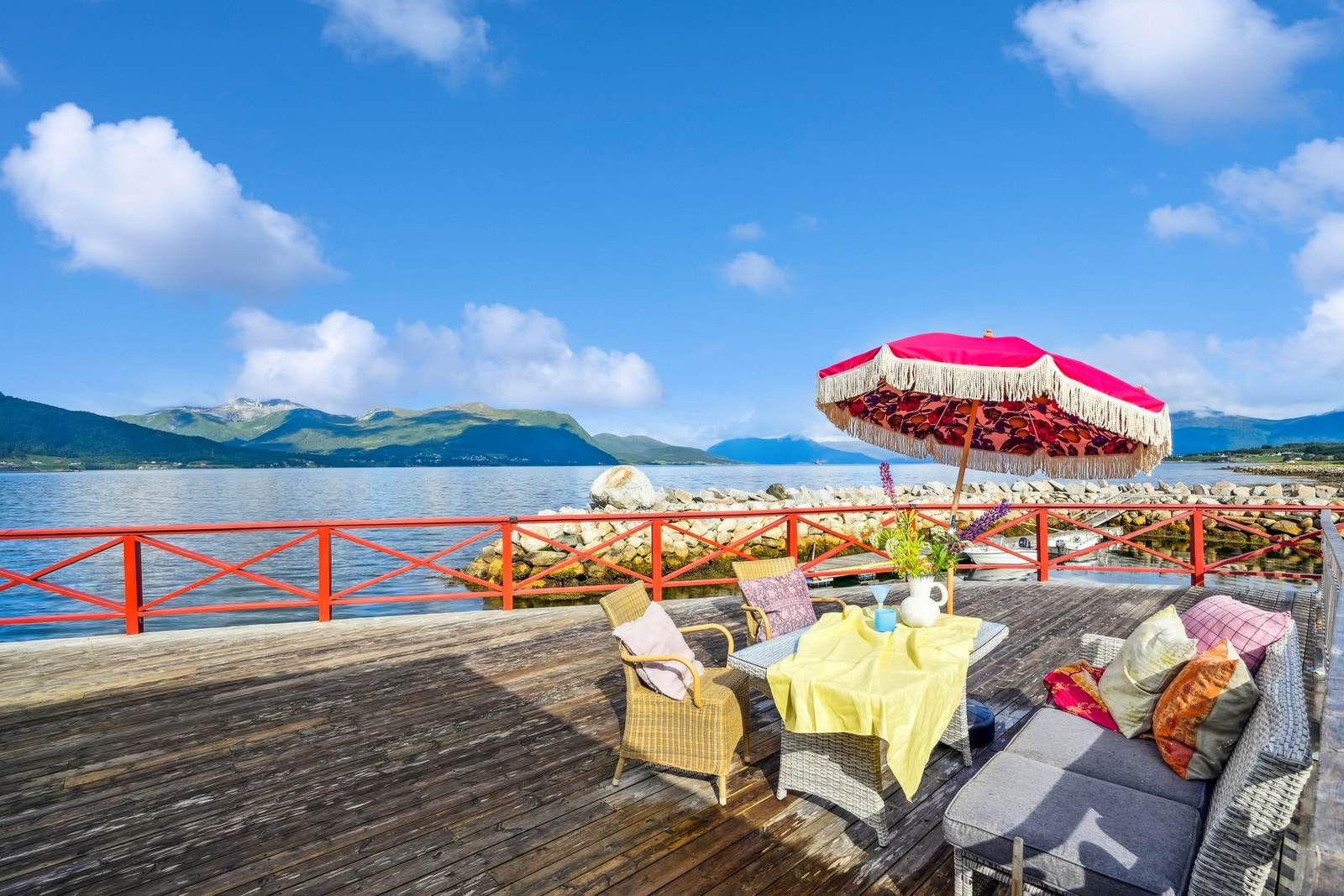 Fritidsbolig fra 2008 med fantastisk beliggenhet ved sjøkanten Galleribilde