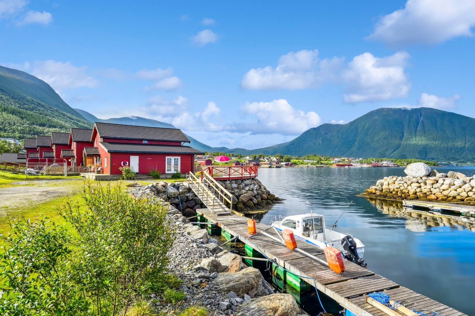 Fritidsboligen har endebeliggenhet og båthavn rett ved Galleribilde