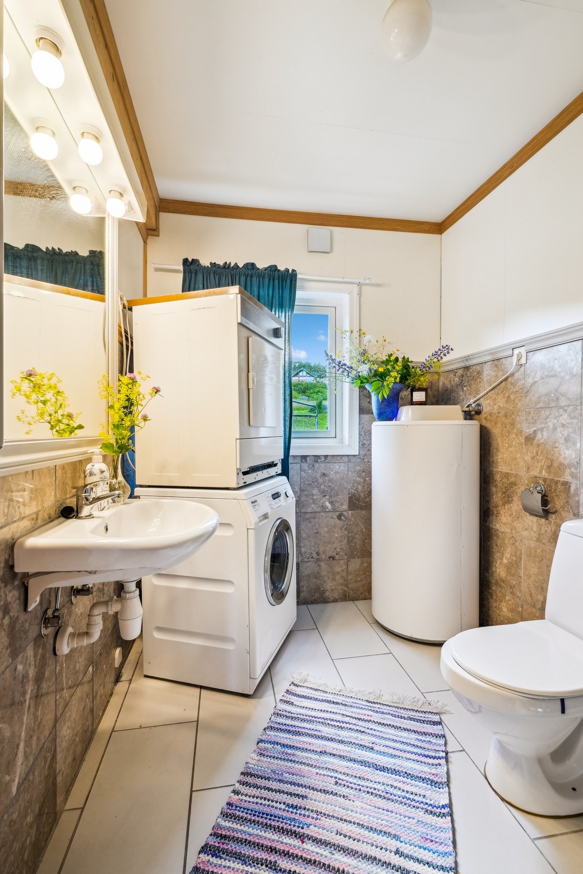 Bad og vaskerom i 1.etasje Galleribilde