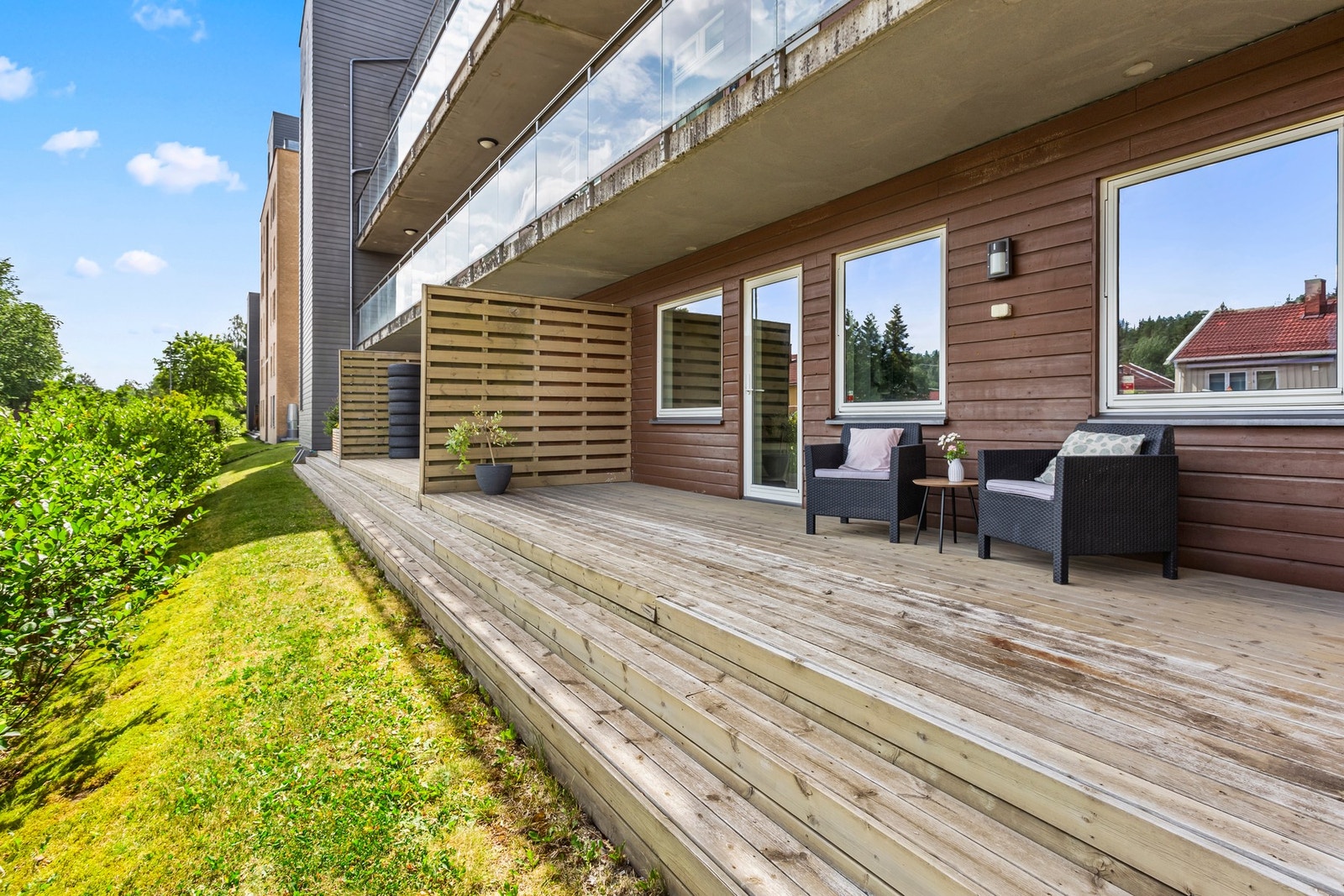 Terrassen har overbygg og plass til flere soner. Galleribilde