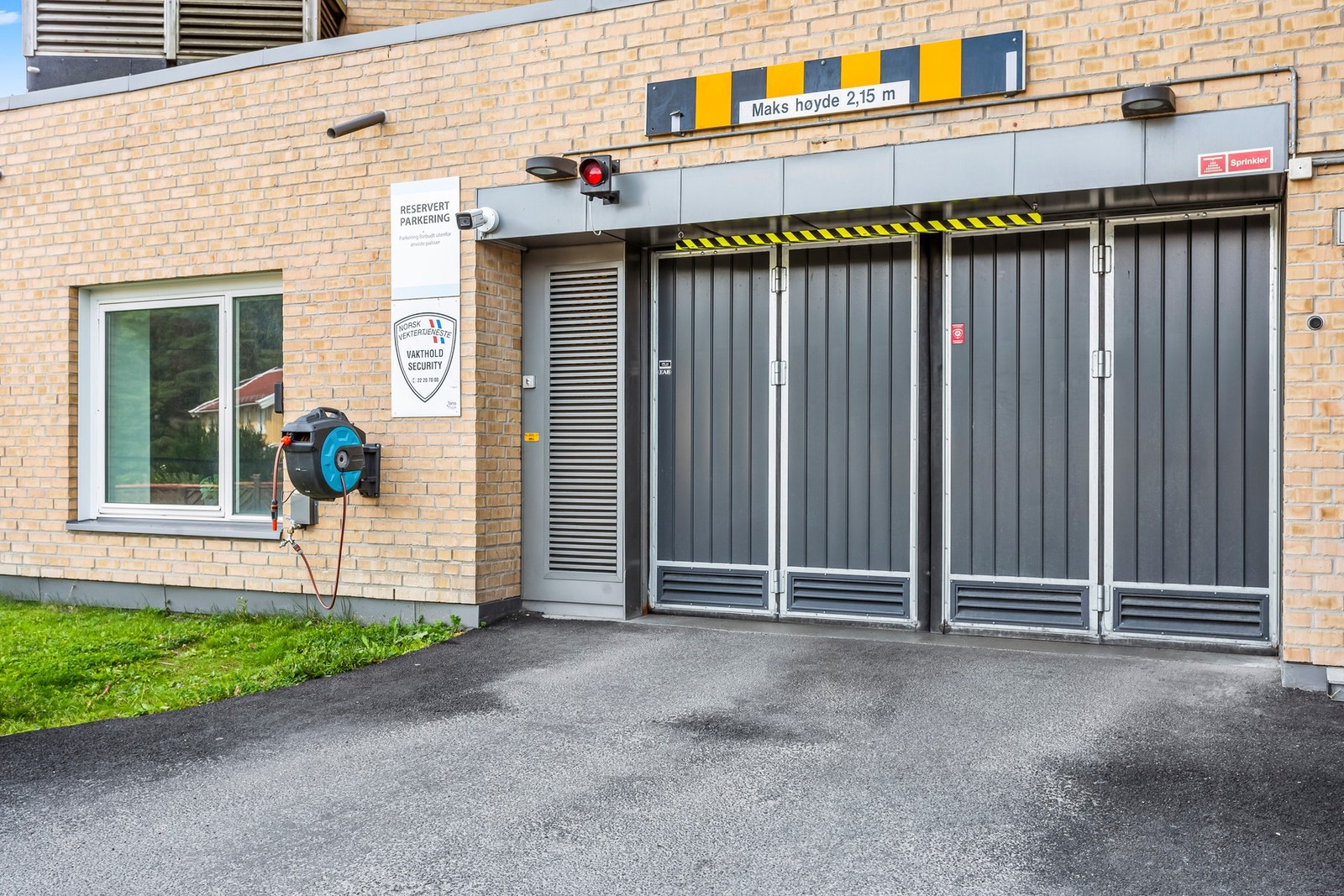 I fjor ble det lagt varmekabler i bakken opp til garasjen. Her er det også satt opp vannslange, slik at man kan vaske sykkelen etter sykkelturen i marka. Borettslaget har videre felles sykkelbod. Galleribilde