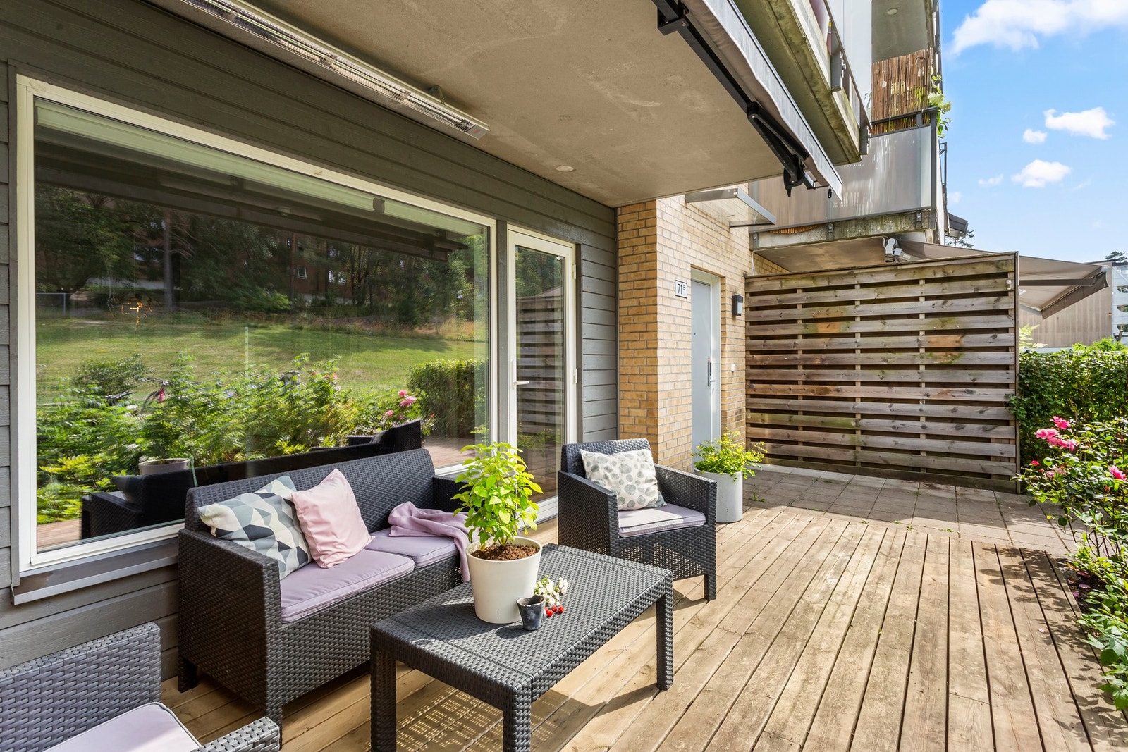 Inngangspartiet har hellelagt dekke, belysning og glasstak over inngangsdøren. Galleribilde