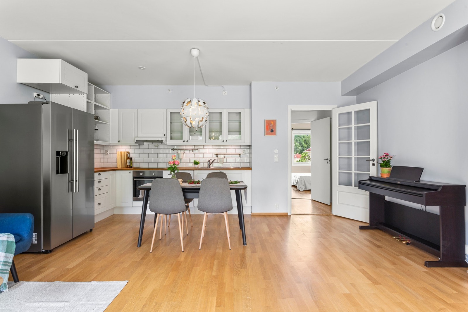 Gjennomgående i hele boligen er det trestavs eikeparkett og glatte overflater. Galleribilde